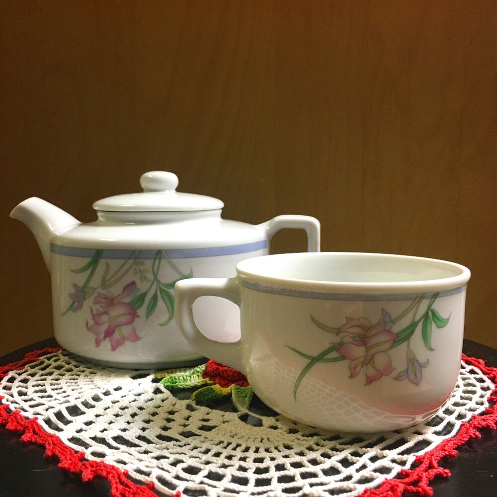 Vintage 70s Japanese Porcelain Tea For One Lily Teapot with Cup Set